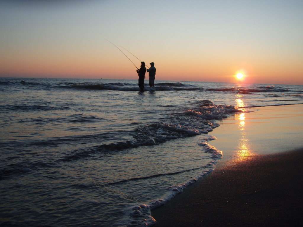 L'aube et le crépuscule sont de bons moments pour la pêche du tassergal