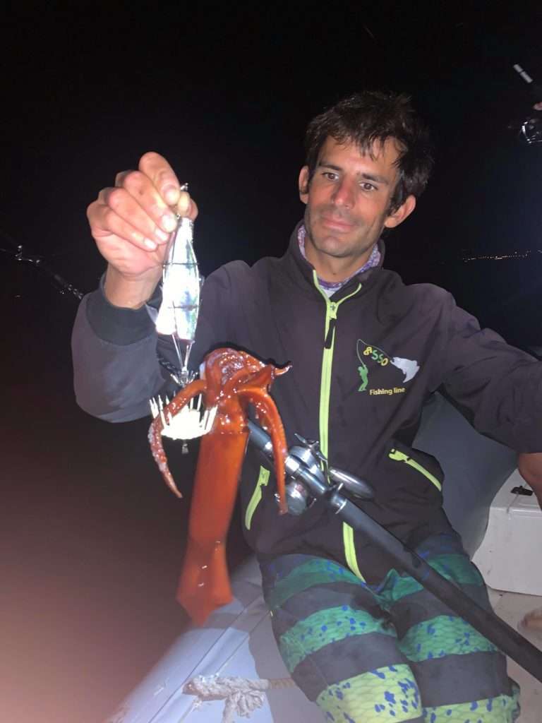 Etienne avec un calamar rouge pris avec la nouvelle turlutte cage plombée phospho