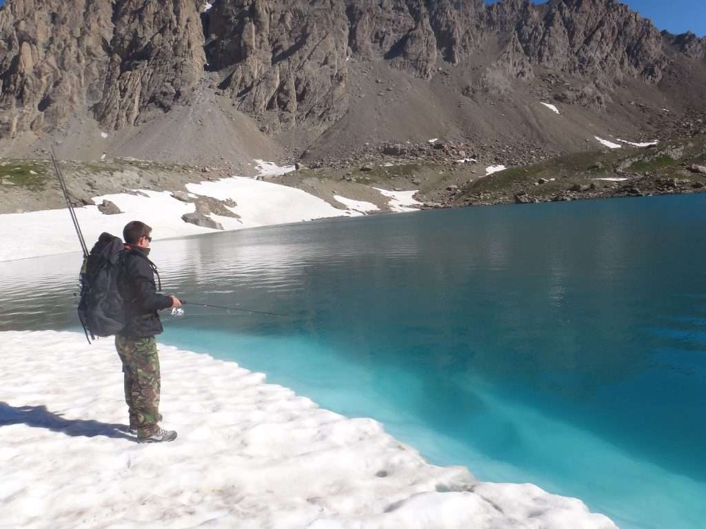 Pêche au bord d'un lac