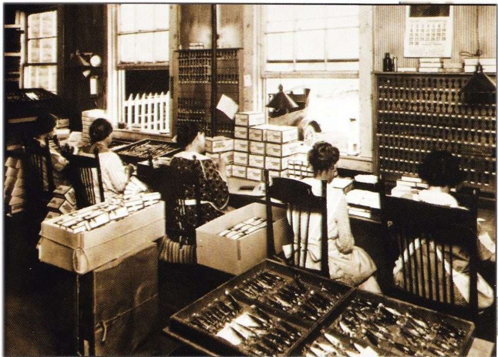 L'usine Heddon en 1924. Les leurres étaient entierement fait à la main.