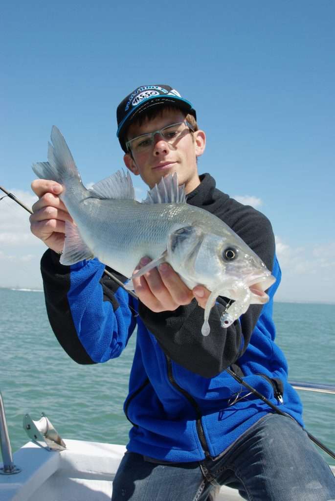 Colin avec un loup méditerranéen pris au Blue Equille coloris chrome