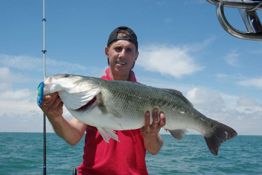 Bar de 7,1 kg tenu par la gueule et sous le ventre 