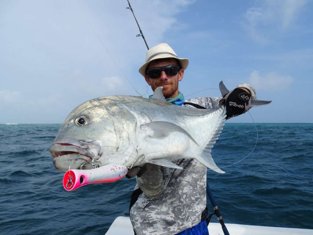 Colin et la plus grosse carangue du séjour prise au Bull Pop Yo-Zuri