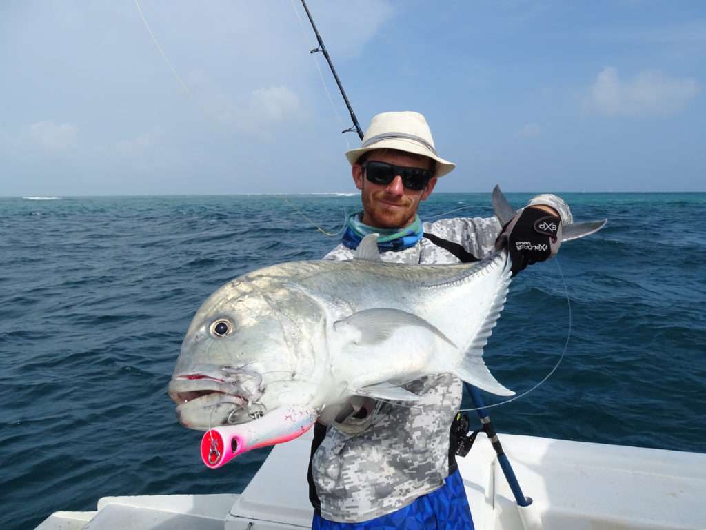 Colin et la plus belle carangue du séjour prise au Bull Pop