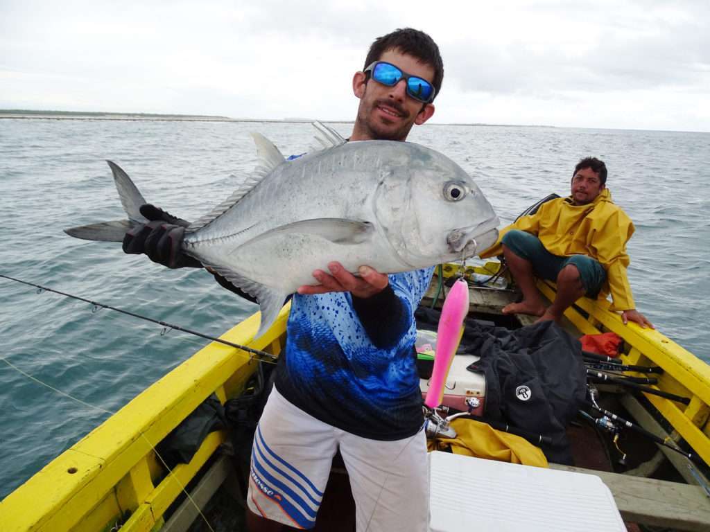 Etienne et une carangue prise au Pin Popper 22 cm