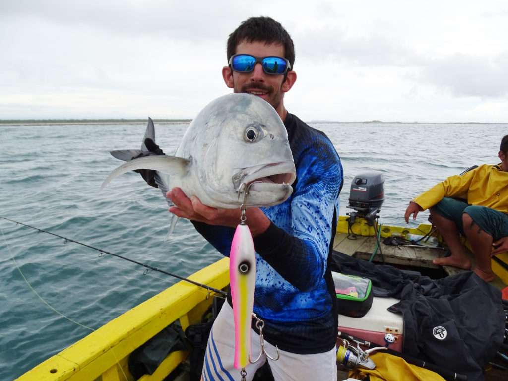 Etienne et une carangue prise au Pin Popper 22 cm