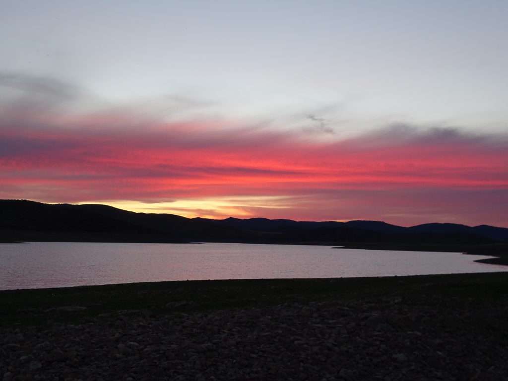 Soleil couchant sur un lac en Espagne