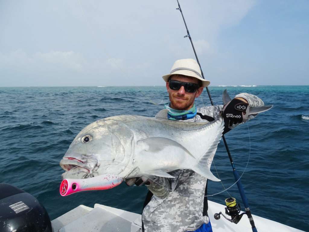 La tenue du poisson par la queue et sous le ventre grâce aux gants est parfaite pour la photo