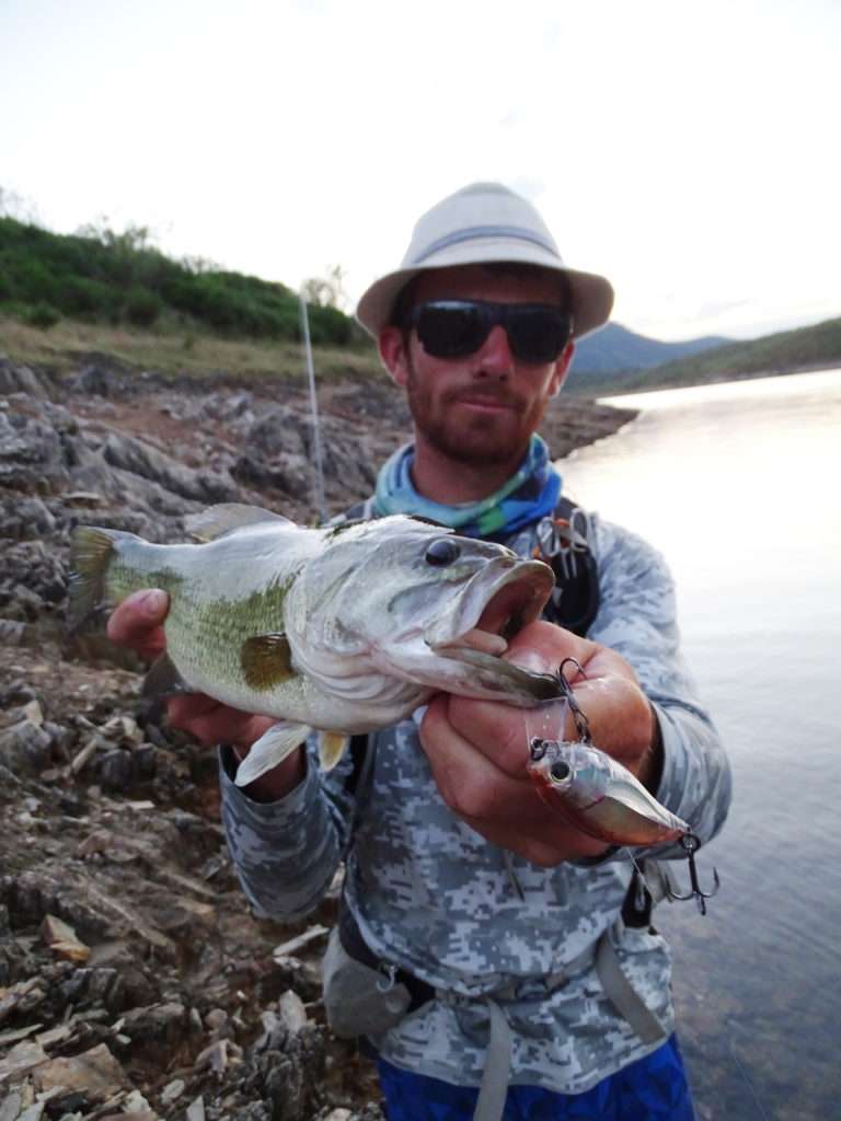 Colin et un beau black bass espagnol pris au 3DR Wake Bait Yo-Zuri