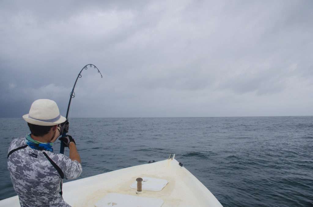 Combat de Colin en 80 lb avec la plus grosse carangue du séjour à Madagascar