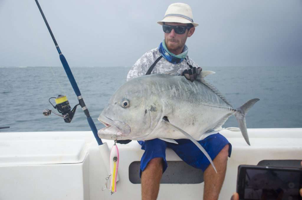 Colin et une carangue de 106 cm pris au Pin Popper Creek Chub