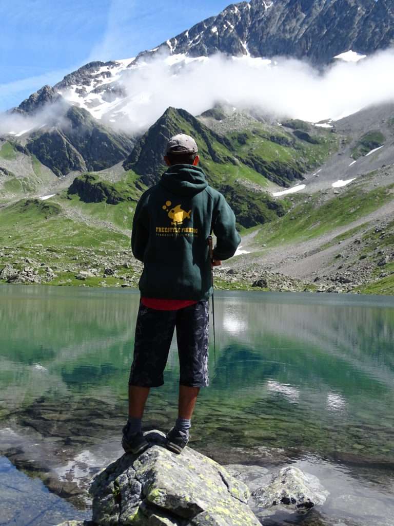 Etienne Goletto pêchant dans un lac d’altitude