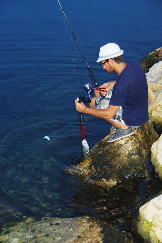 Un fishgrip tient le poisson pendant que la pince enlève les hameçons