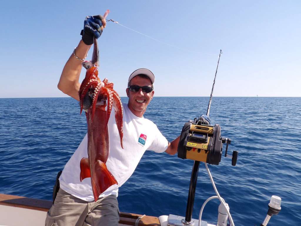 Le guide de pêche Fabien Harbers avec un énorme calamar rouge pris en pêche grands fonds