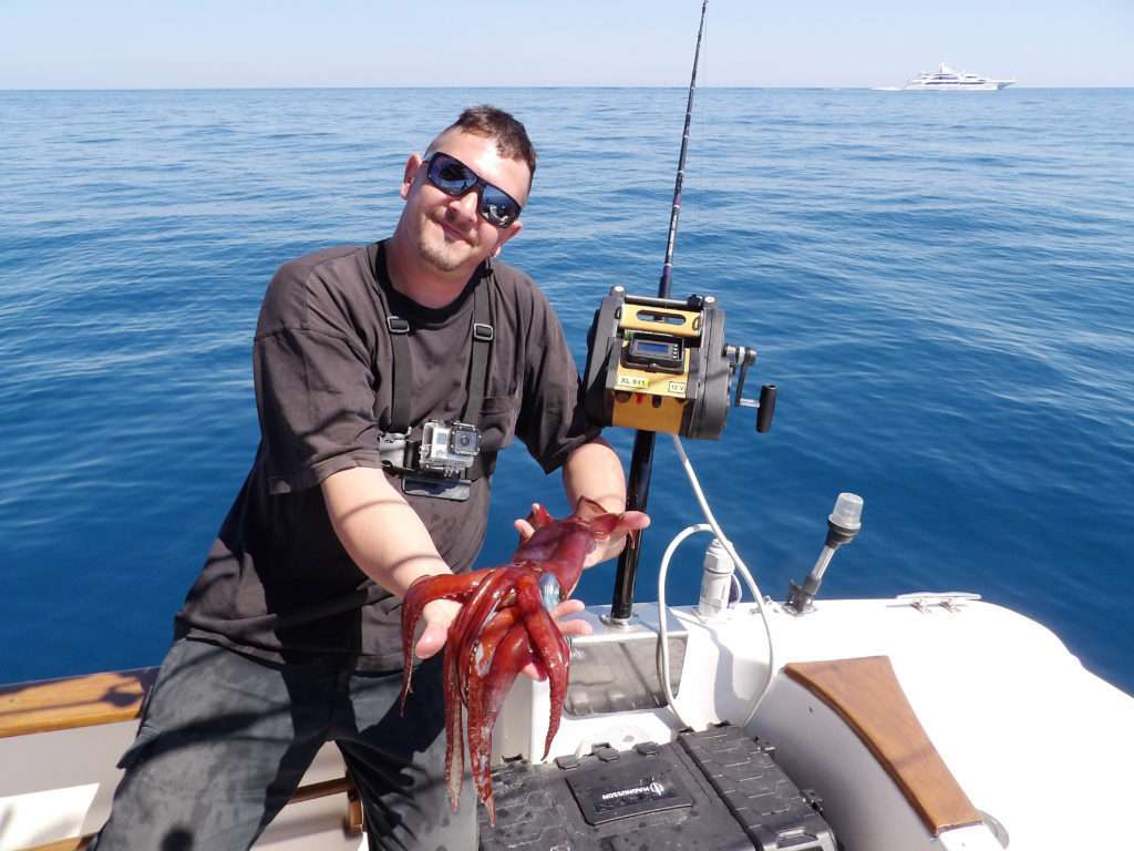 Un client de Fabien Harbers avec un calamar rouge pris en pêche ultra profonde