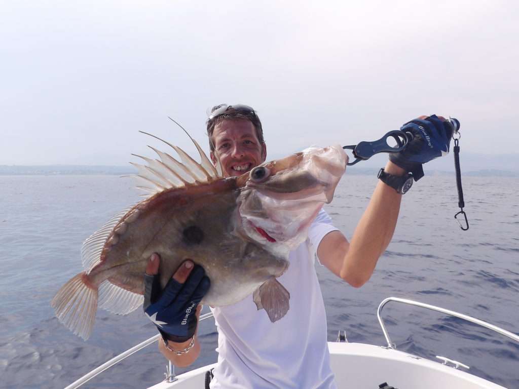 Le moniteur guide de pêche Fabien Harbers et un joli Saint-Pierre tenu avec fish grip scale luxe !