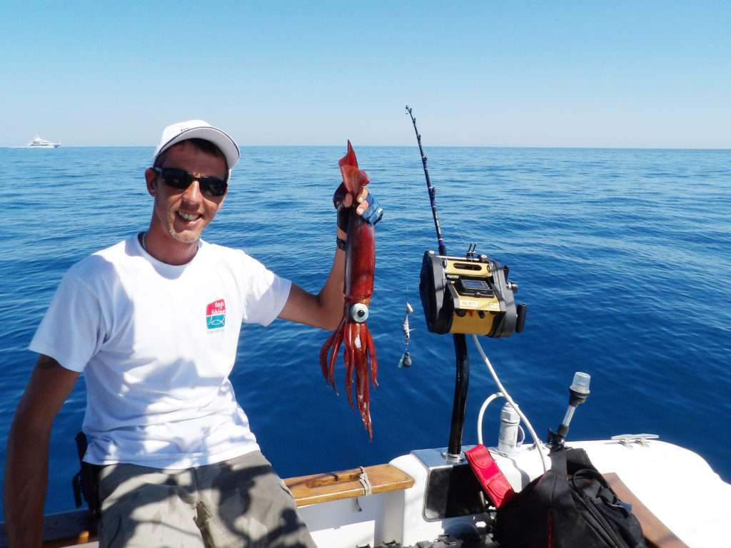 La pêche des calamars rouges par prés de 600 m de fond ne s’improvise pas ! 