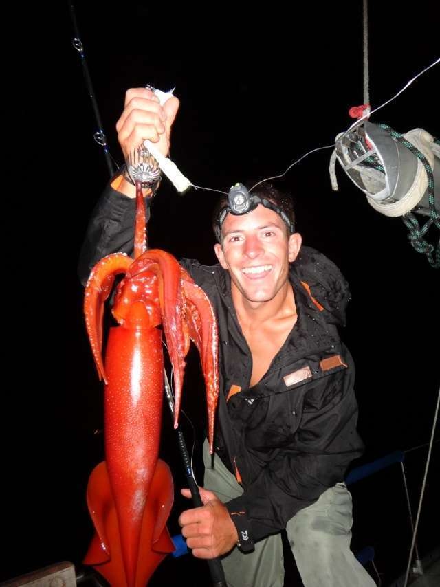 Vincent avec un gros calamar rouge
