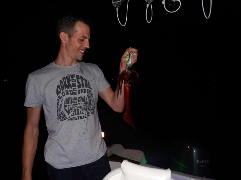 Julien (frère jumeau de Fabien) avec un calamar rouge pris sur une turlutte aiguille et une lampe Flash Diamond verte