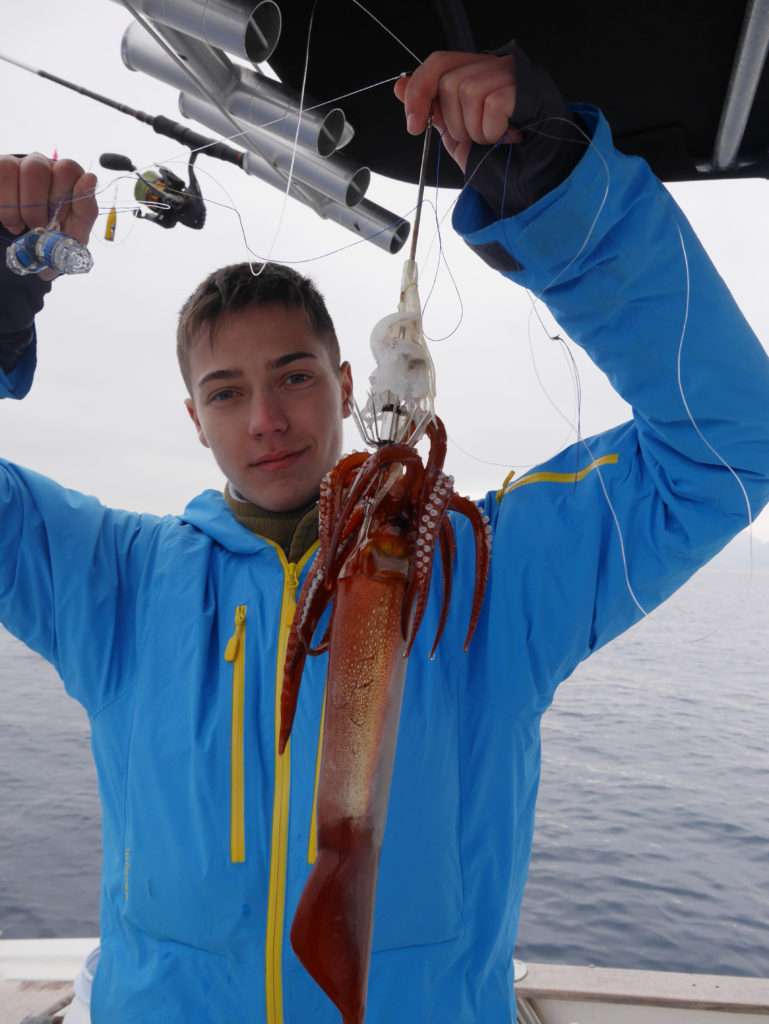 Un jeune stagiaire qui a reçu en cadeau une cession guidage de pêche au calamar avec le guide Fabien Harbers !