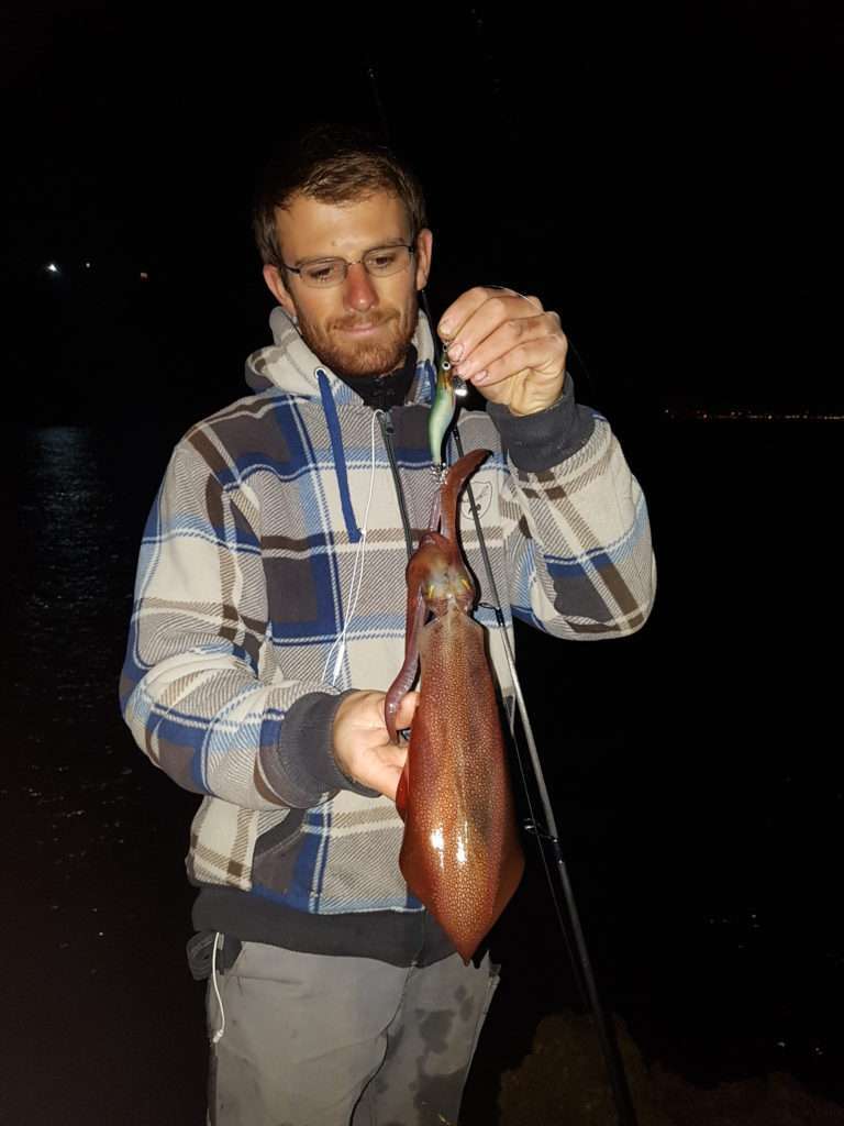 Colin avec un calamar pris à la Sea Rattle Fu-Shima en janvier 2019