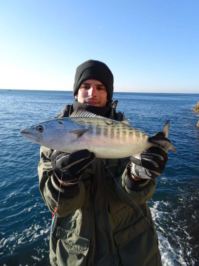 Etienne avec une pélamide prise en shore jigging avec une Cuiller Anchois L-Jack