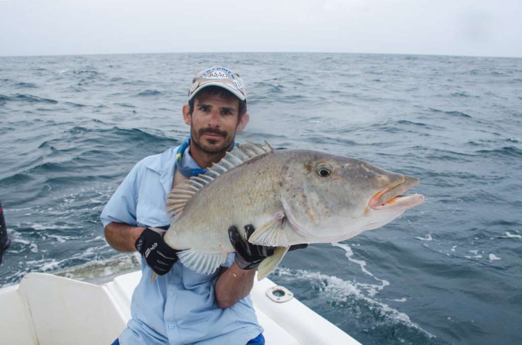 Etienne avec un gros « bec de cane » pris au Funa Explorer Tackle