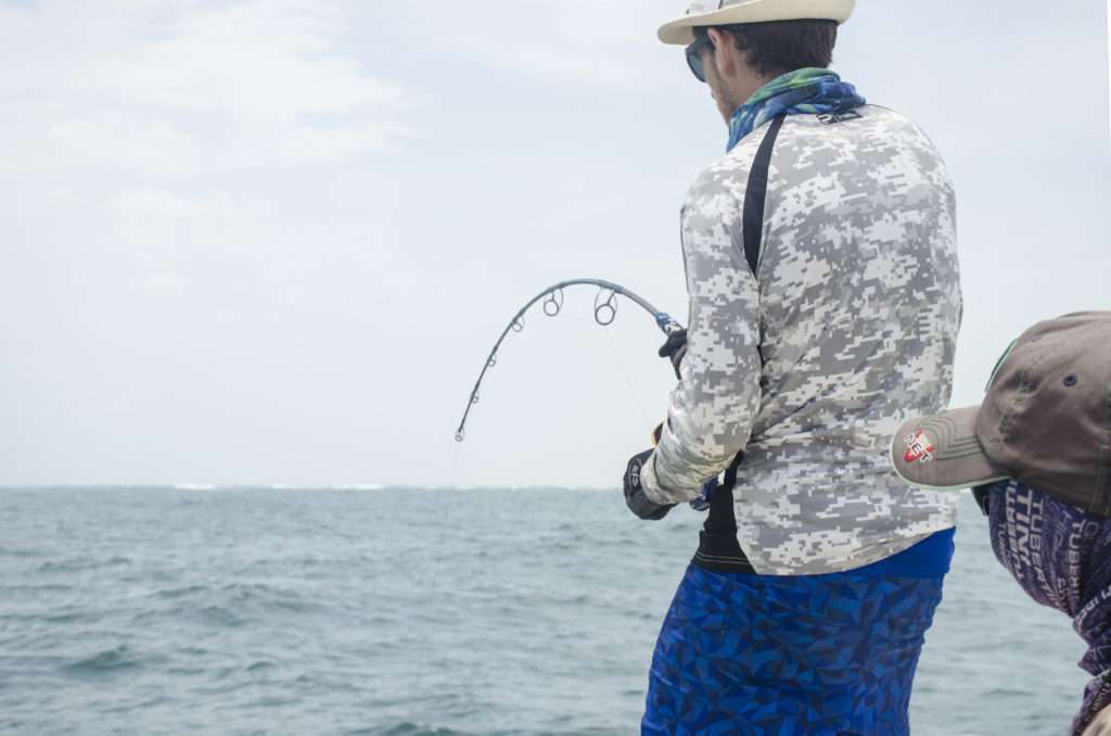 Colin en combat avec un beau jobfish touché au Funa Explorer Tackle