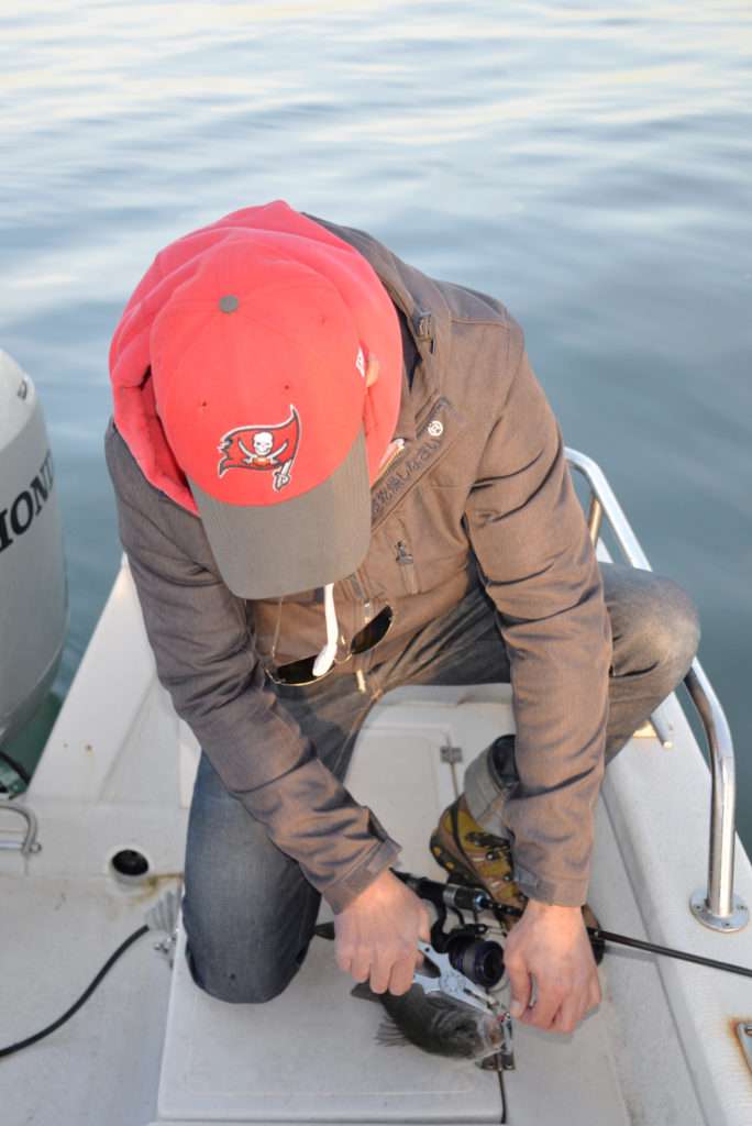 Une pince permet d’enlever proprement et simplement un hameçon de la gueule d’un poisson