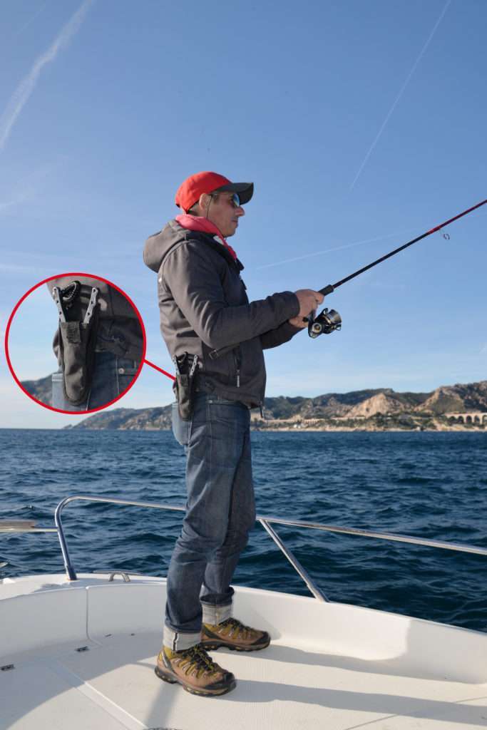 Portée à la ceinture, une pince Explorer Tackle ne gène pas en action de pêche ! 