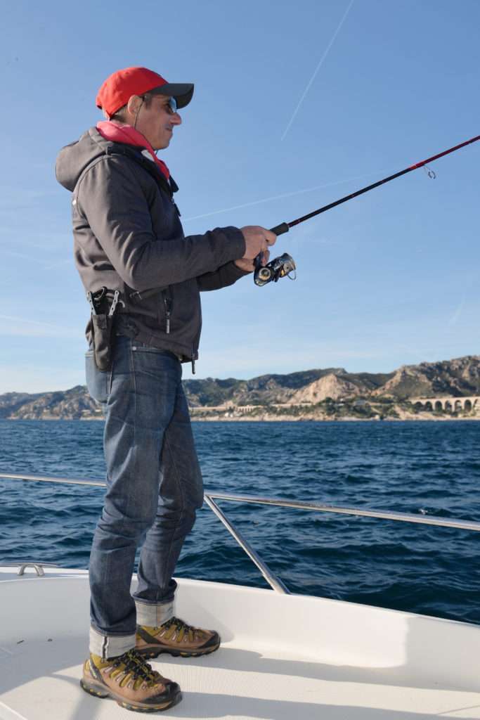 Portée à la ceinture, une pince Explorer Tackle ne gène pas en action de pêche ! 