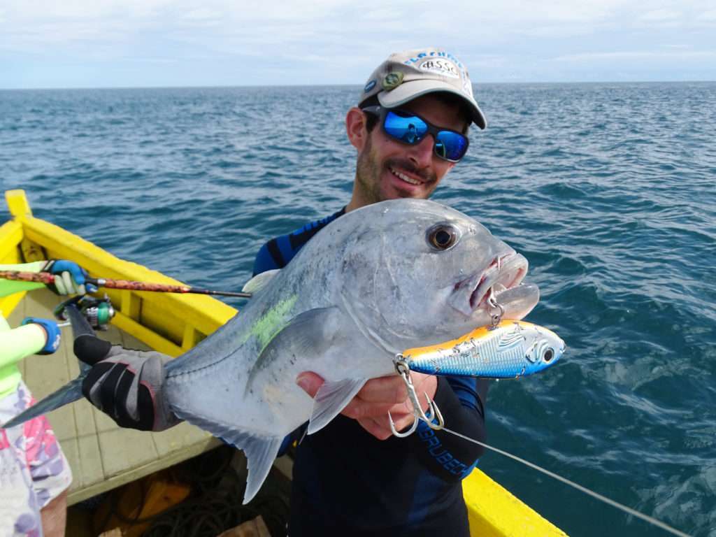 Etienne avec une carangue prise à l’Herky Jerky