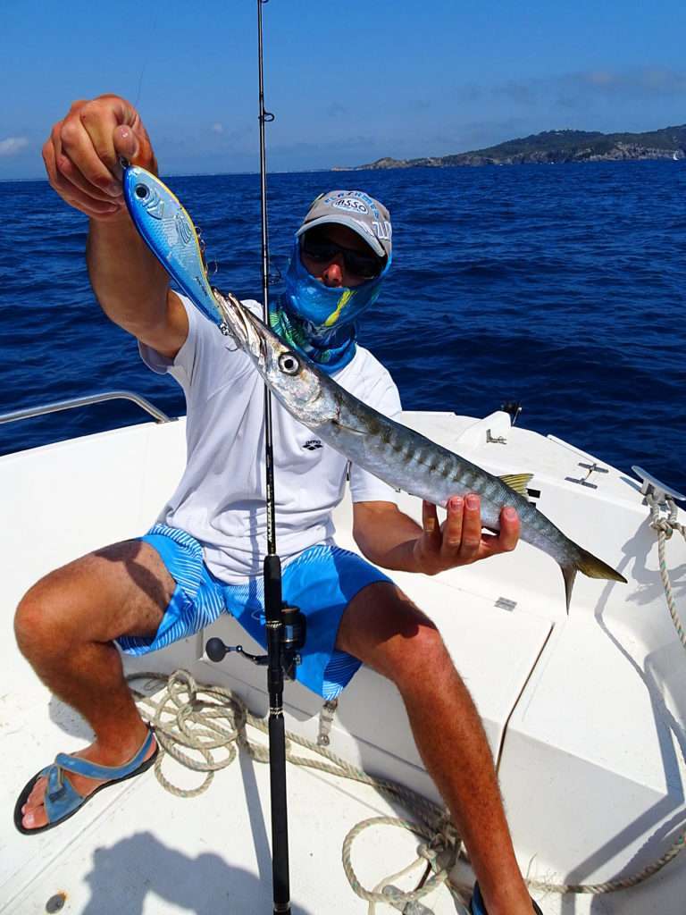 Etienne avec un barracuda pris à l’Herky Jerky en Méditerranée ! 