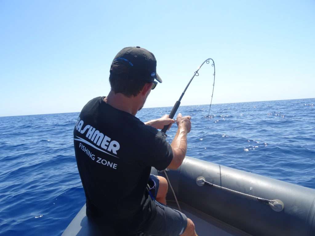 Vincent Goletto en plein combat avec un thon rouge pris au lancer ! 