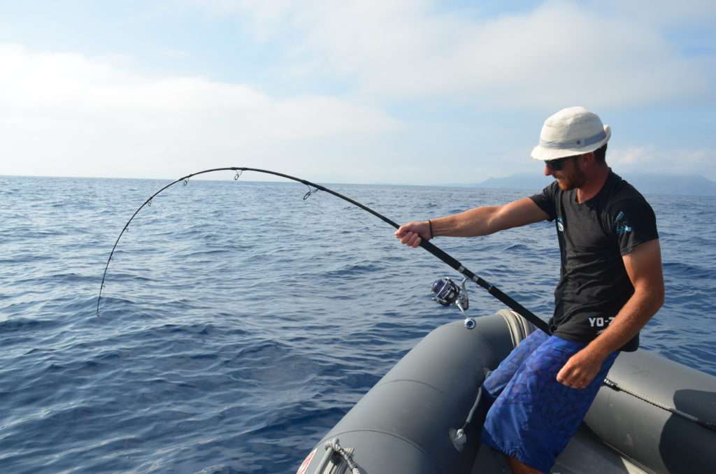 Une canne de 50 à 80 lb sera recommandé pour la pêche au lancer des thons rouges ! 