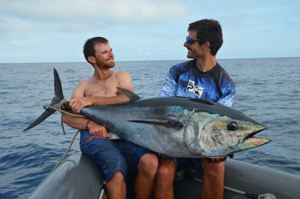 Colin et Etienne Goletto avec un gros thon rouge pris au lancer