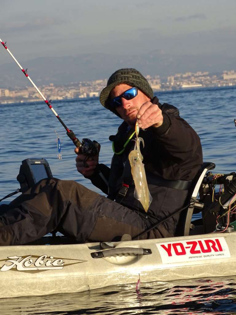 Vincent avec un calamar pris à l’Ultra Bait Yo-Zuri