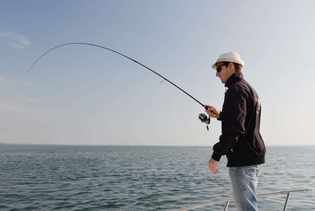 Colin en combat avec un beau sévereau pris en light tackle