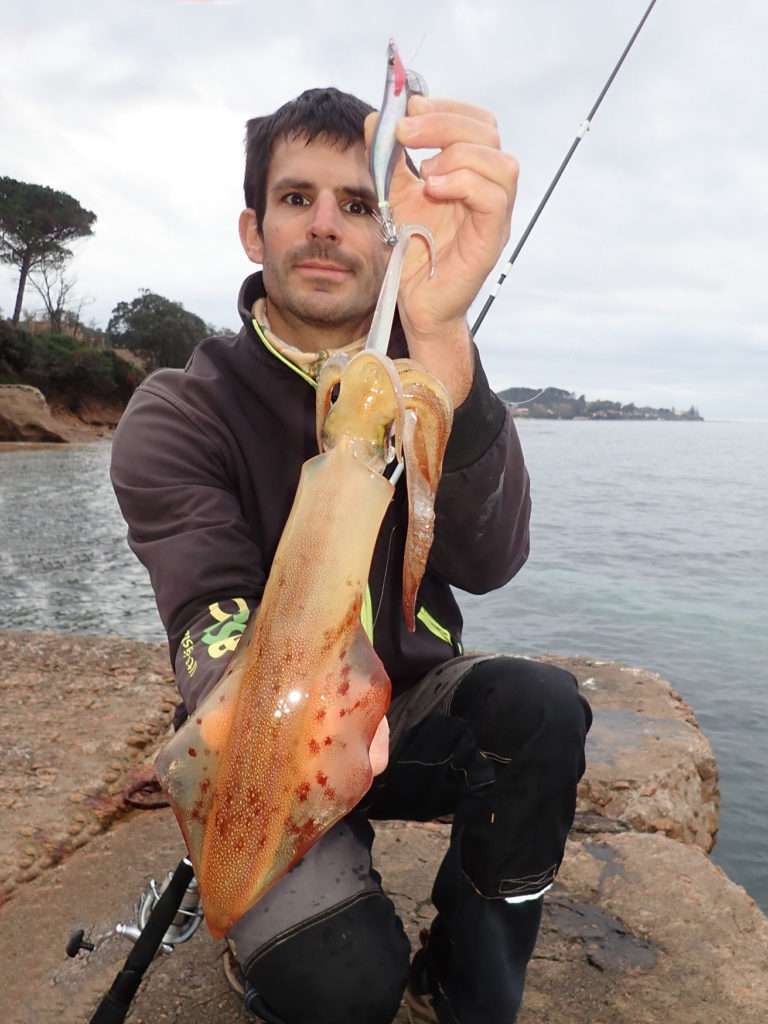 Etienne Goletto avec un beau calamar pris à la Pata Pata Slow Yo-Zuri