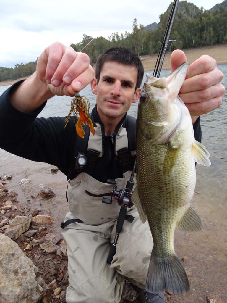 Etienne avec un beau bass pris au rubber jig Baby Boo Jigavec un Craw Chunk Yum en trailer