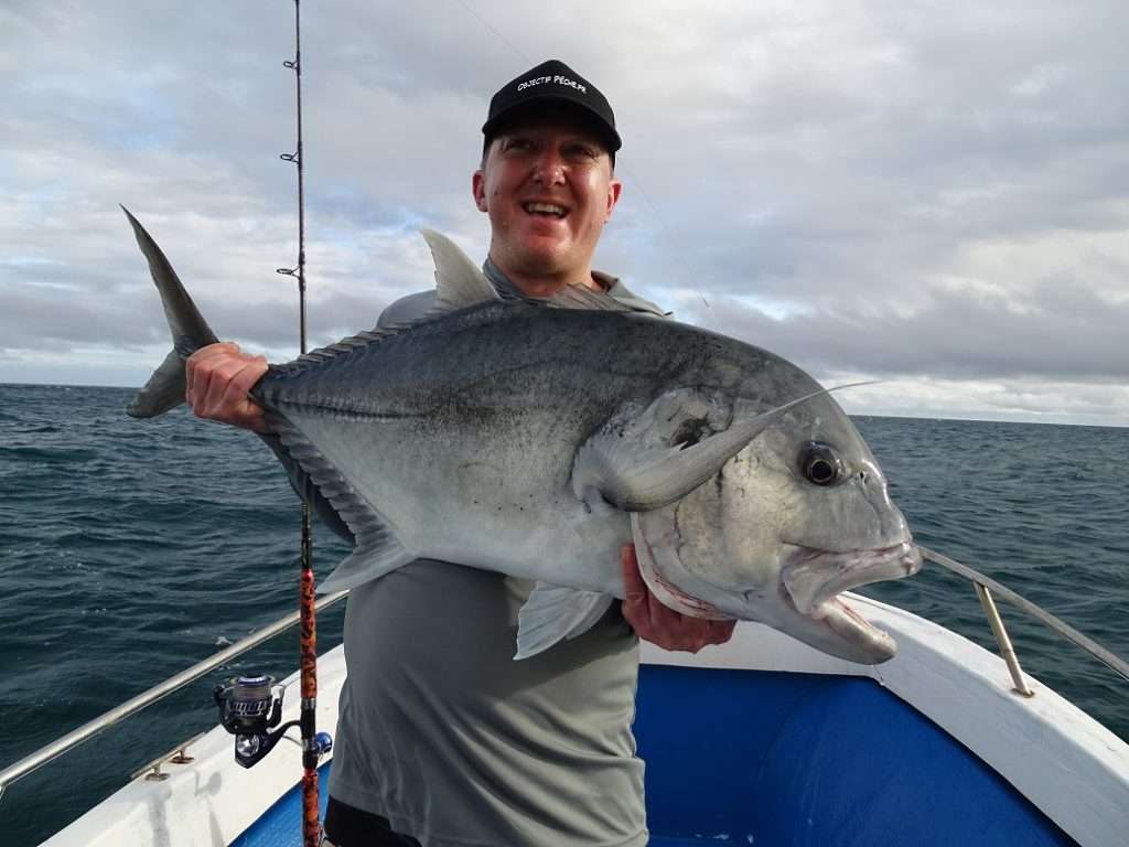 Olivier avec une belle carangue prise au stickbait coulant