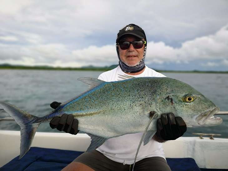 Charles avec une belle carangue bleue