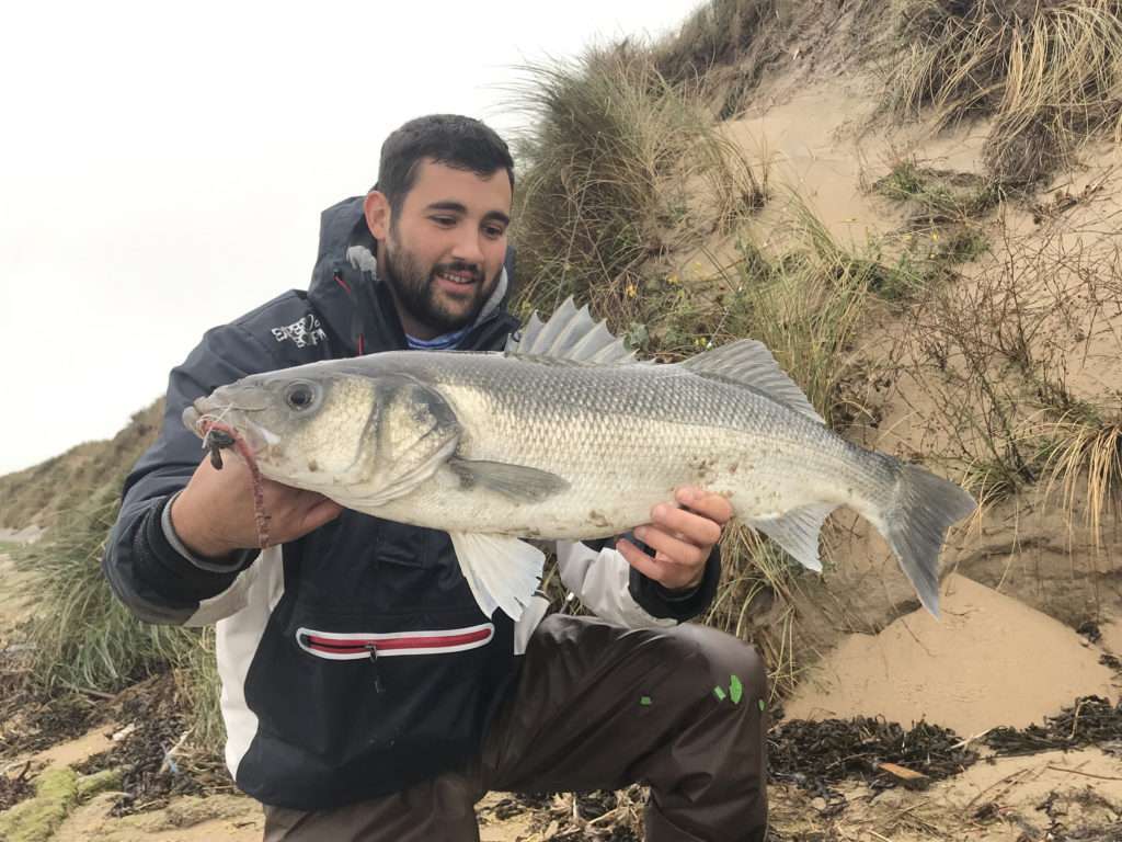 Magnifique bar de 81 cm pris au Tenya Shallow Explorer Tackle par Idriss, le compagnon de pêche de Louis Cache ! 