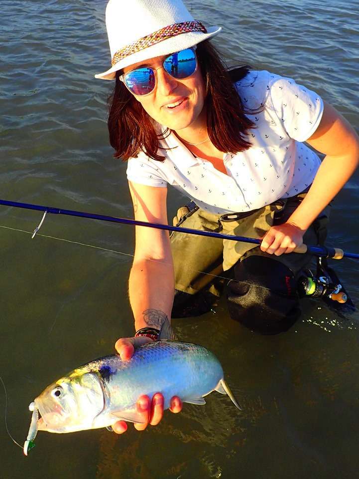 Carole et une belle alose prise au Crappie Dapper Bass Assassin