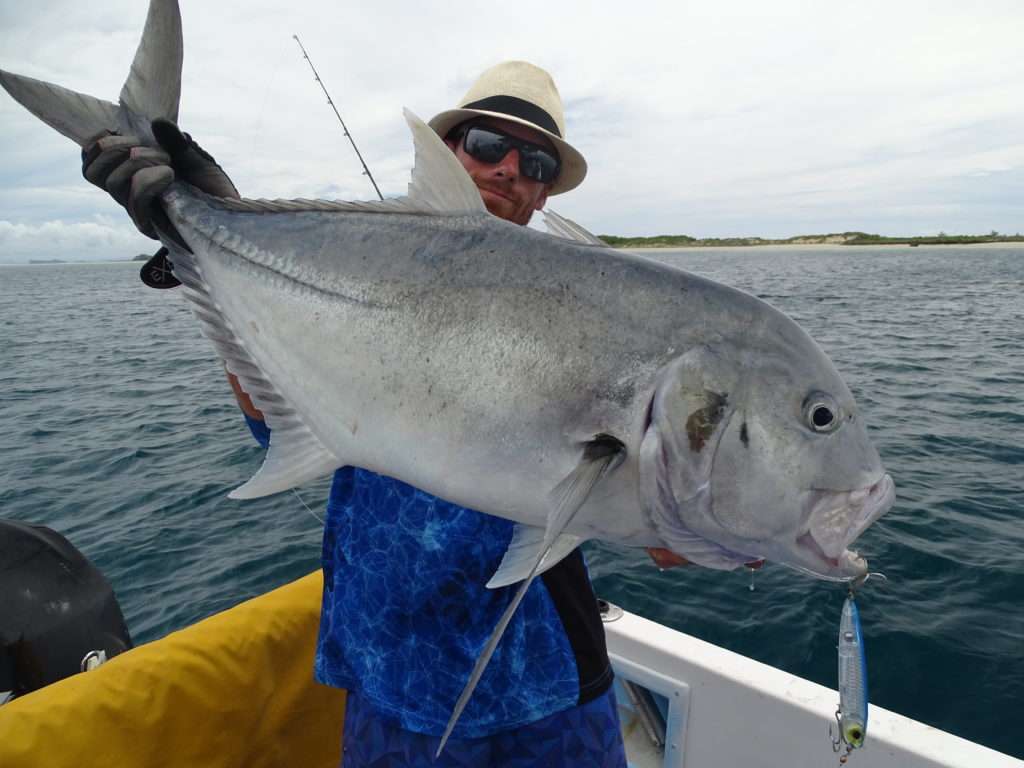 Colin avec une grosse carangue prise au 3DB Pencil 125 Yo-Zuri