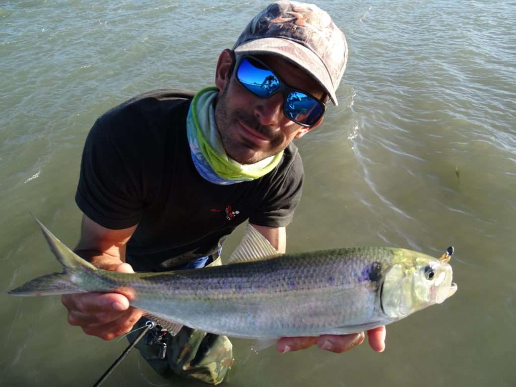 Etienne Goletto avec une belle alose prise au Crappie Dapper Bass Assassin