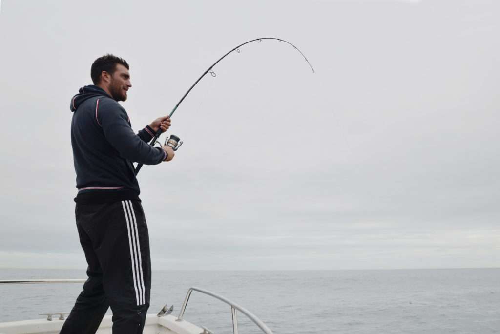 Mathieu suit le poisson tournant autour du bateau