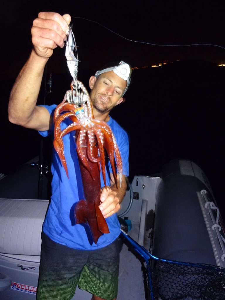 Vincent avec un gros calamar rouge pris avec une turlutte cage plombée Flashmer