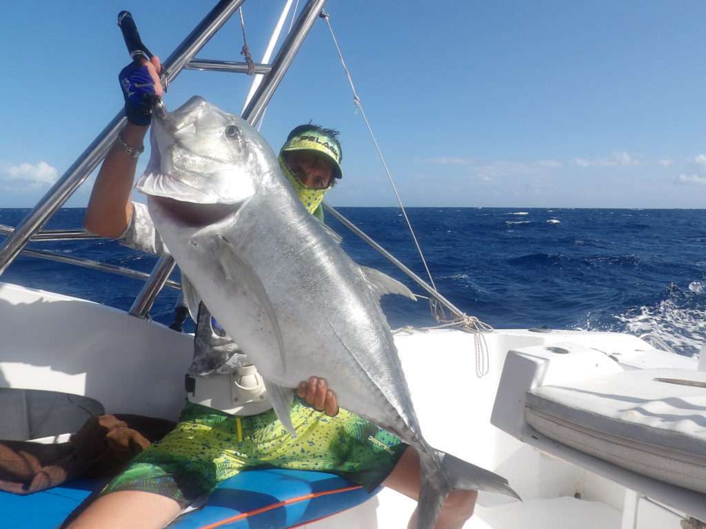 Un bon fish grip comme le Scale Explorer Tackle permet d’éloigner sa main de la puissante mâchoire d’une carangue