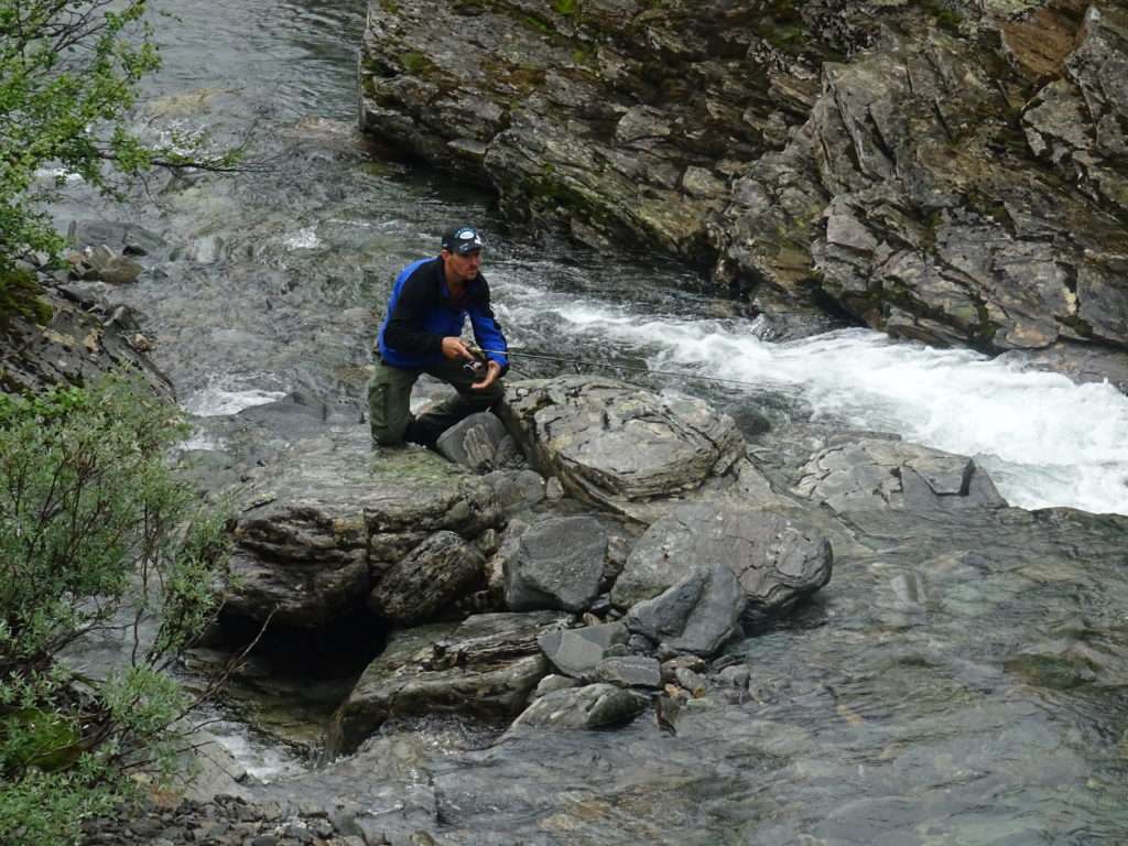 Vincent Goletto en train de pêcher la truite